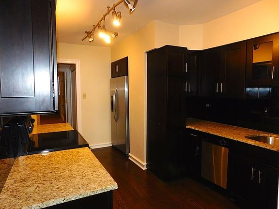 4th image of 140 E Walton Pl #952