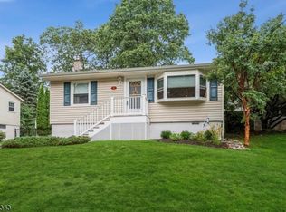 16 Carteret Rd, Hopatcong, NJ 07843