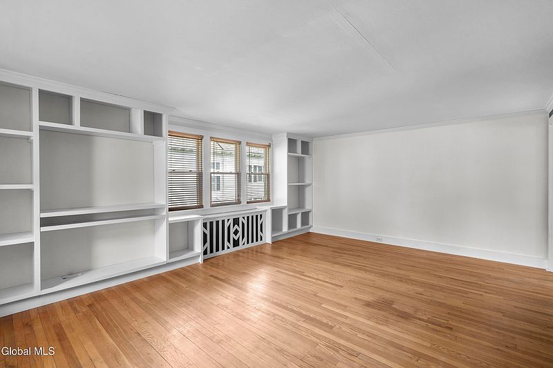 3rd image of 5 Grant Avenue