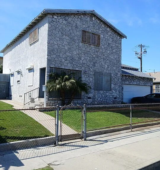 10711 S Budlong Ave — Photo 1