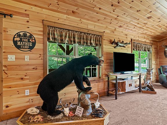 4th image of 884 Oak Ridge Rd