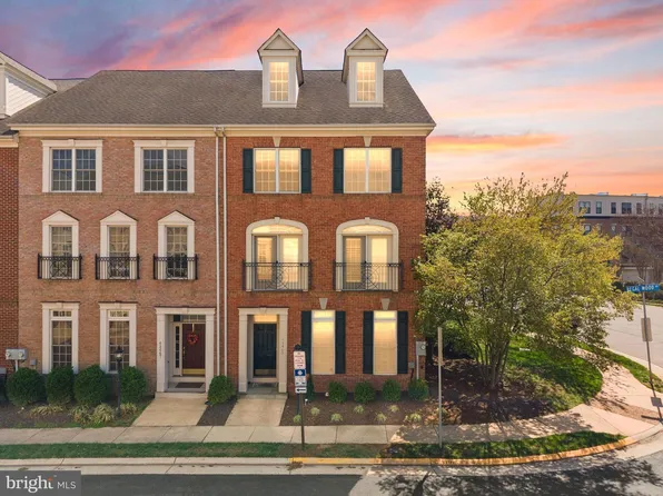 42465 Regal Wood Dr, Ashburn, VA 20148