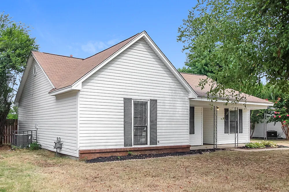3 bed, 2.0 bath, 1098 sqft, $1,990 — Photo 3