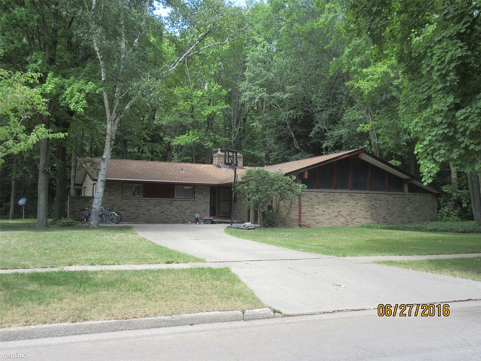 Sugnet Court front.