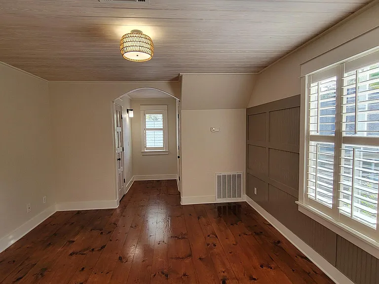 Apartment Bedroom with Walk-in Closet/Alcove Reading Nook