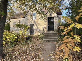 1501 W Brown Deer Rd, River Hills, WI 53217