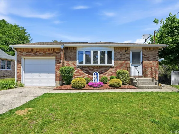98 Evergreen Avenue, Bethpage, NY 11714