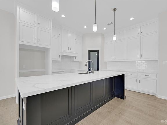 4th image of 2204 Zinnia St