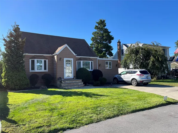 404 Kensington Court, Copiague, NY 11726