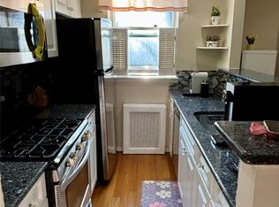 14 Edwards Street #1B, Roslyn Heights, NY