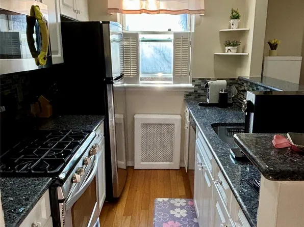 14 Edwards Street #1B, Roslyn Heights, NY 11577