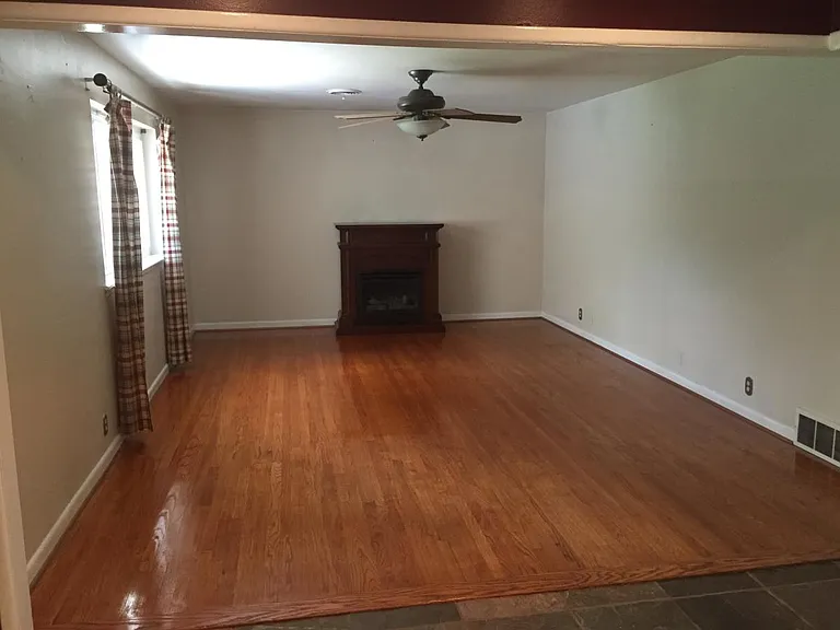 1602 Oakwood Dr — Photo 3