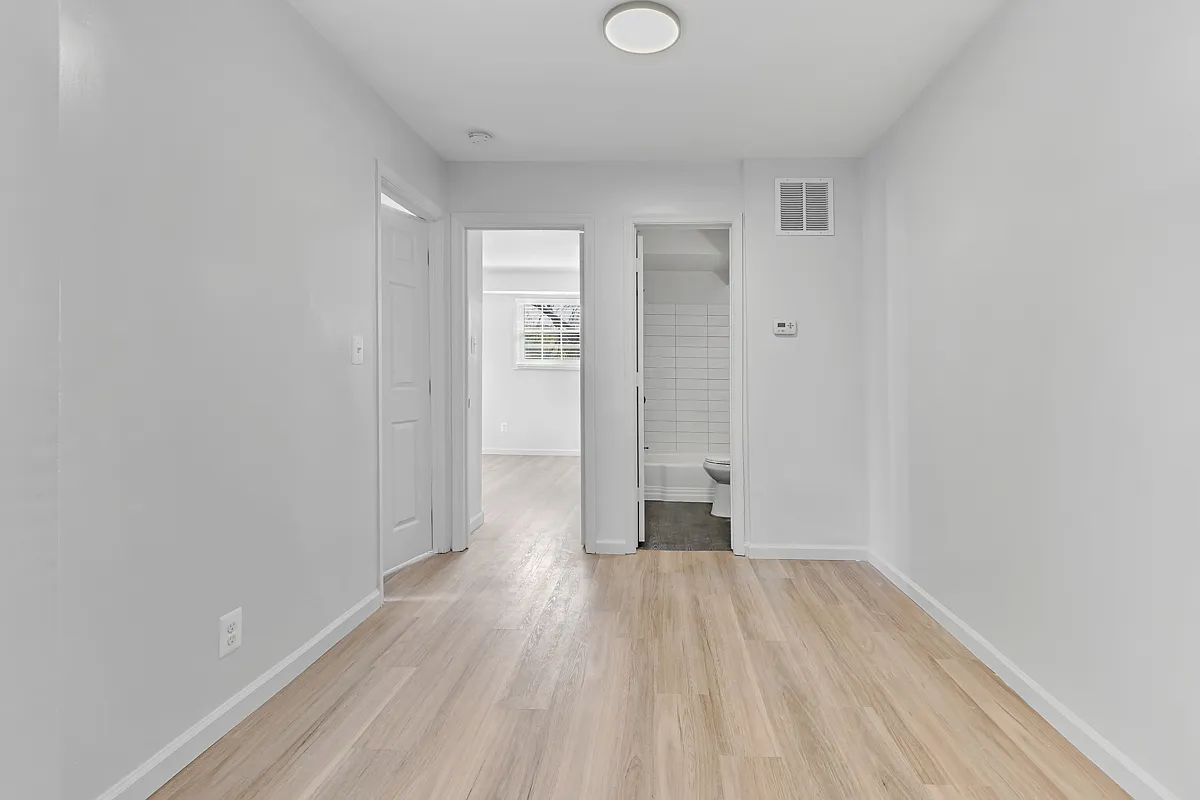 3 bed, 870 sqft, $1,925 — Photo 2