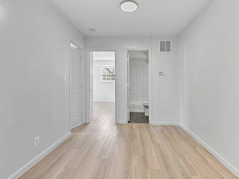 521 7th St NE #301 — Photo 16