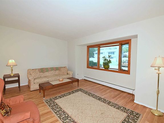 4th image of 106 Huron St