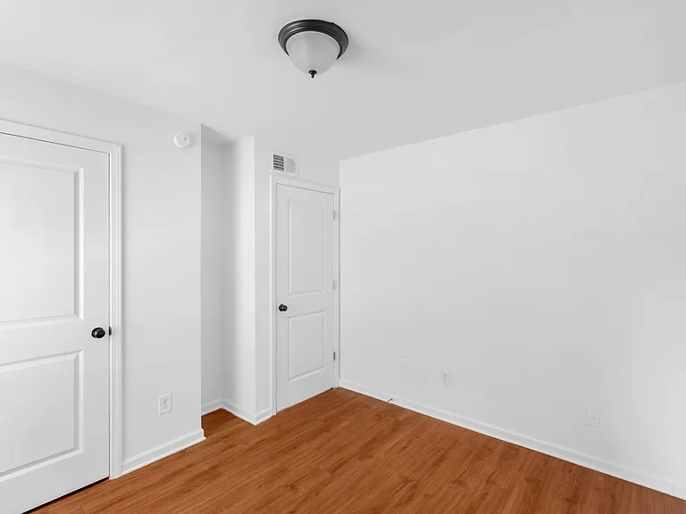 The Avondale Apartments — Photo 16