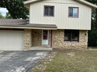 2421 Pebble Valley Rd, Waukesha, WI 53188