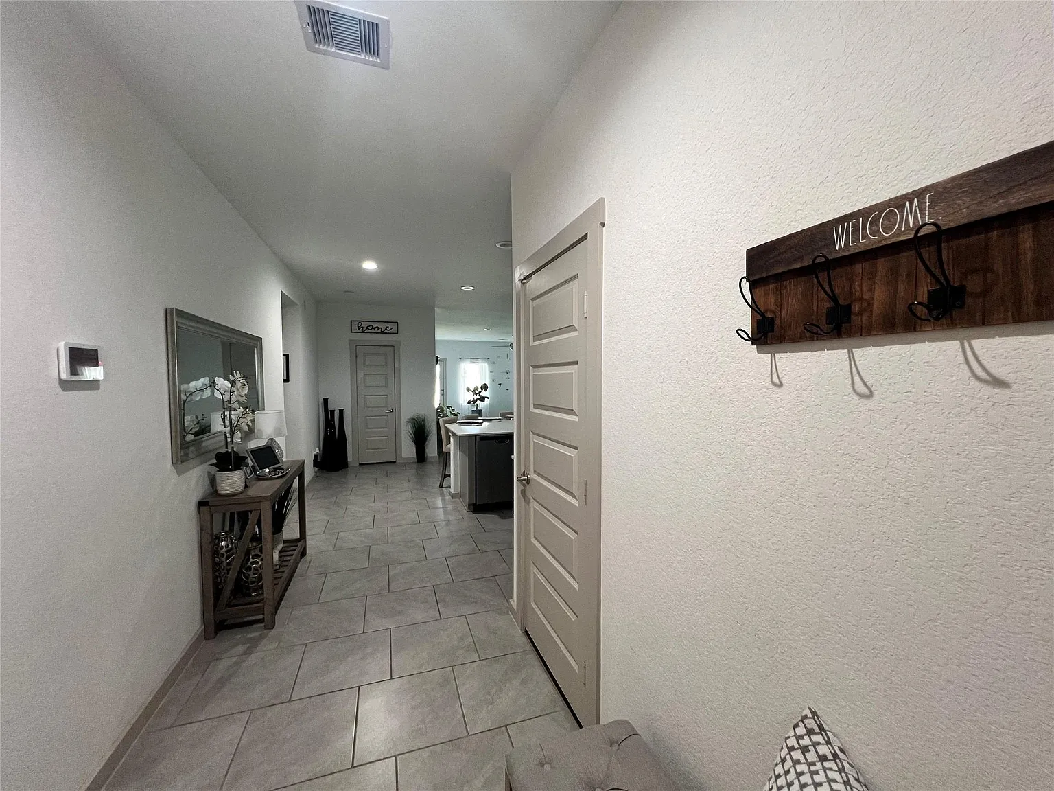 4 bed, 2.0 bath, 2061 sqft, $2,195 — Photo 2