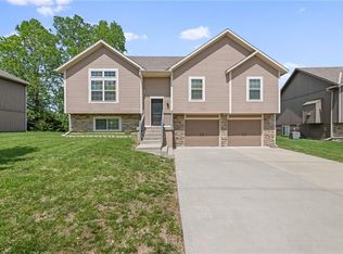 418 Wiltshire Dr, Raymore, MO 64083