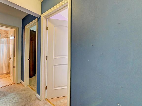 4th image of 140-18 Burden Cres #609