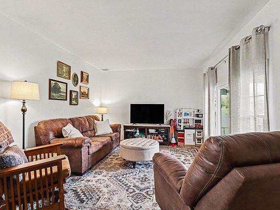 5th image of 517 Ives Ave