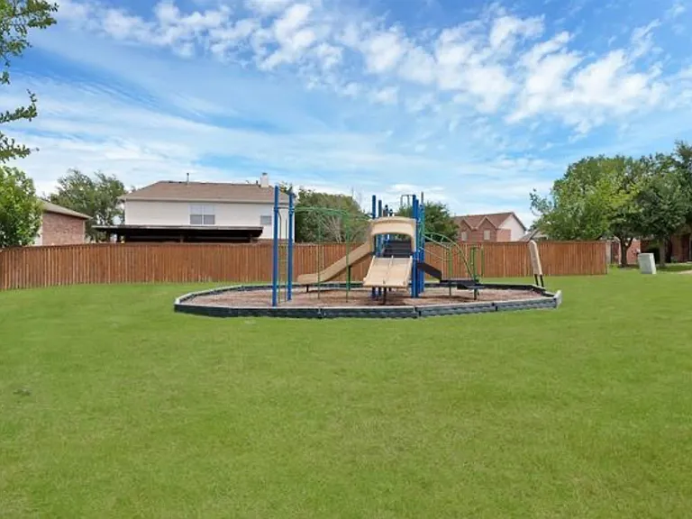 1002 Manassas Dr — Photo 5