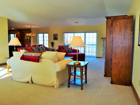 516 Arbor Oaks Ln, Waukesha, WI 53188
