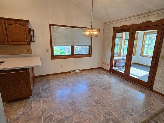 5th image of 735 10th Ave S