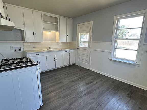 4th image of 908 S Bivins St