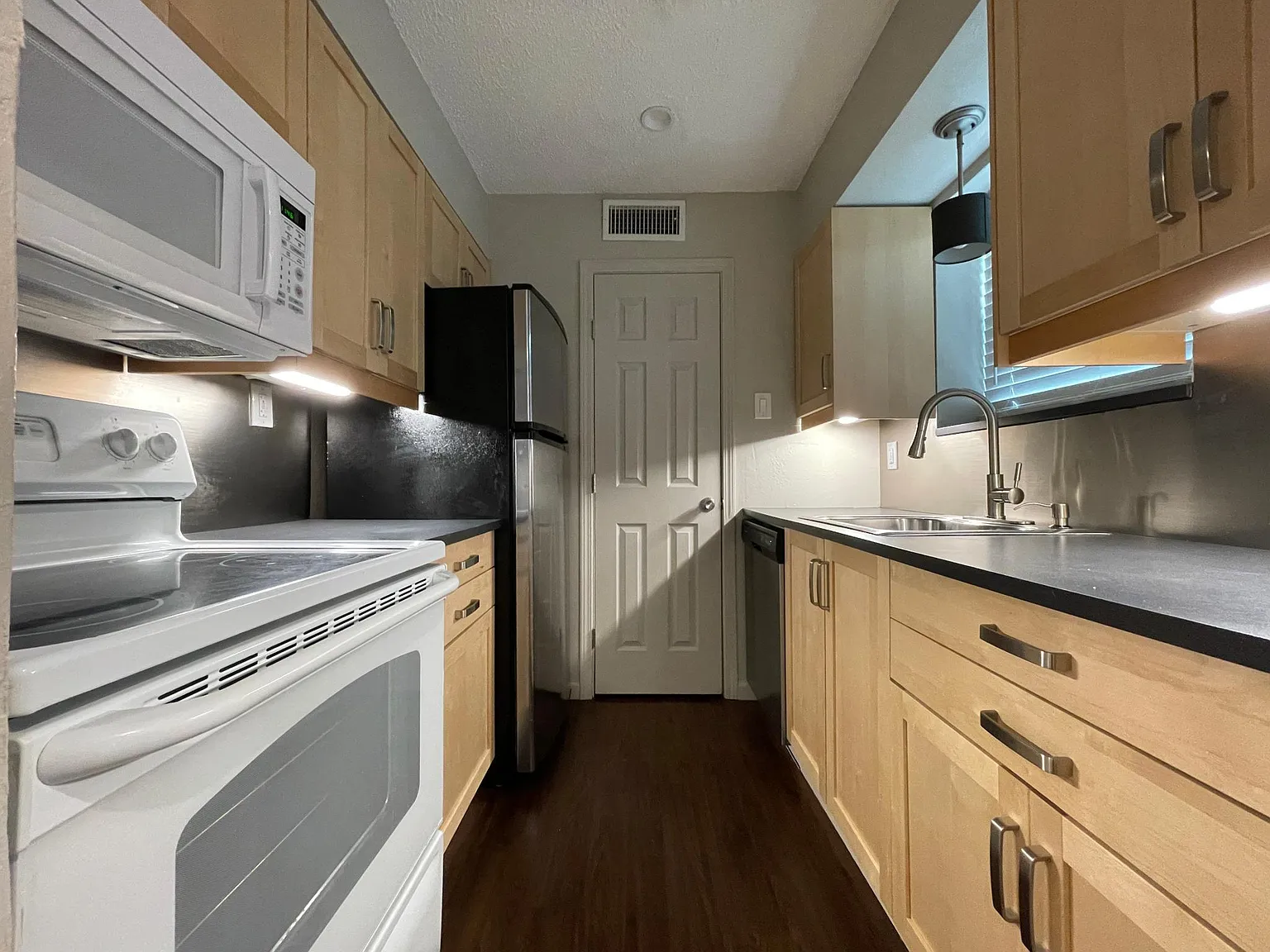 1 bed, 569 sqft, $1,195 — Photo 3