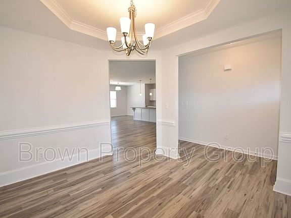 5th image of 496 Weston Woods St