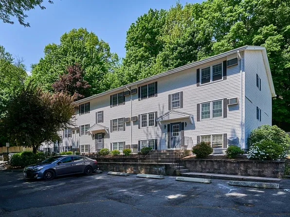 9 Prew Ave APT 3A, Holyoke, MA 01040