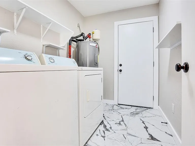 1201 Del Roy Dr — Photo 2