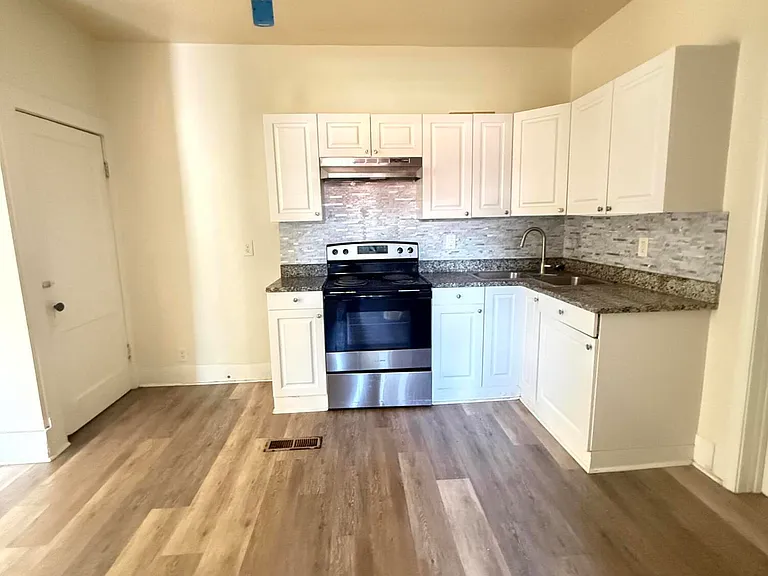 1120 Weller Ave — Photo 4