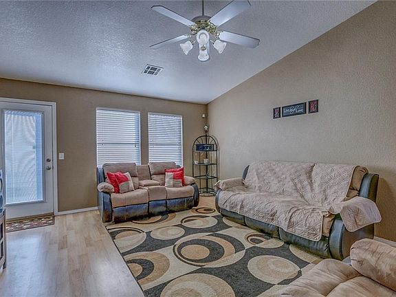 4th image of 1004 Hyacinth Hollow Dr