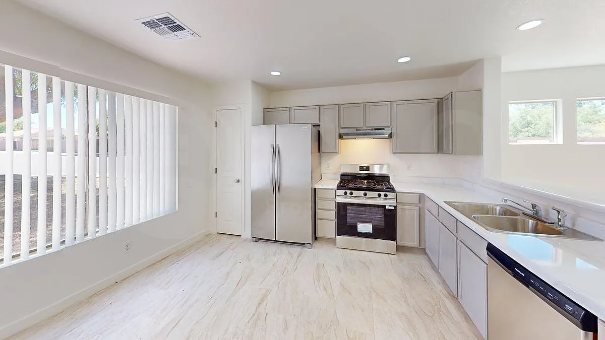 3 bed, 2.0 bath, 1364 sqft, $1,900 — Photo 4