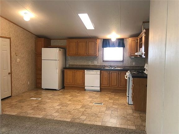 4th image of 111 Hawthorne Ct