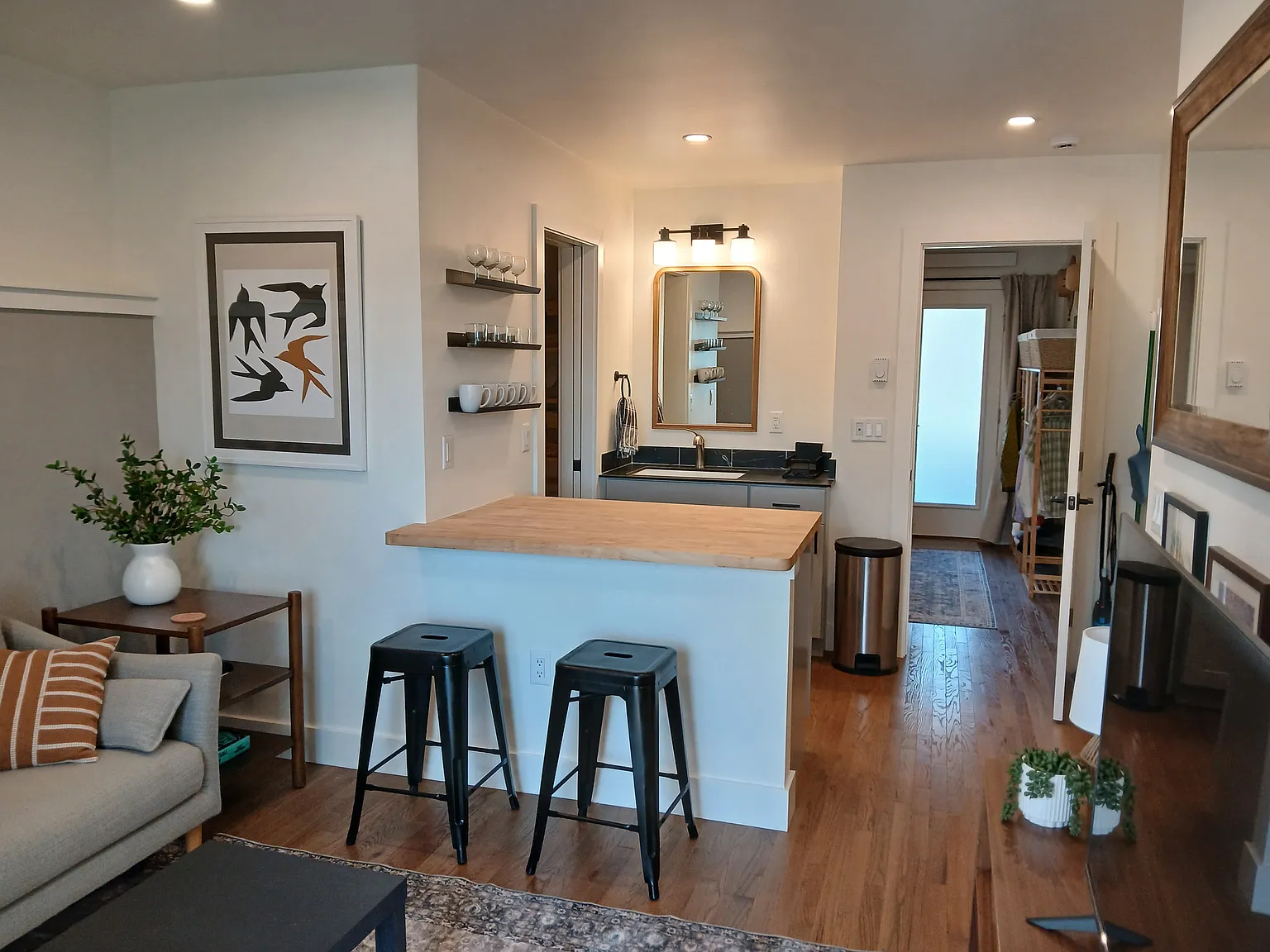 1 bed, 400 sqft, $1,200 — Photo 1