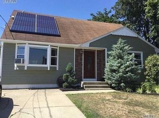 635 S 5th St, Lindenhurst, NY 11757