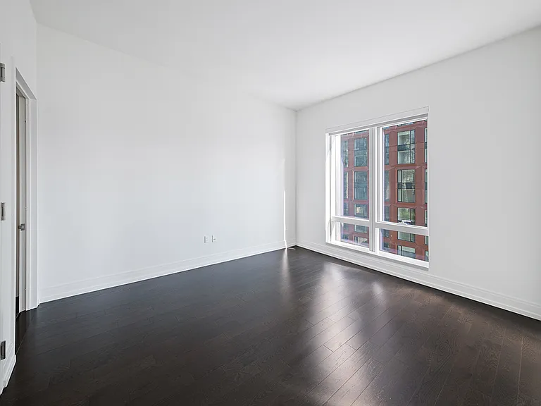 555 10th Ave #41E — Photo 3