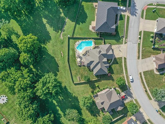 4th image of 813 S Shuyler Ln