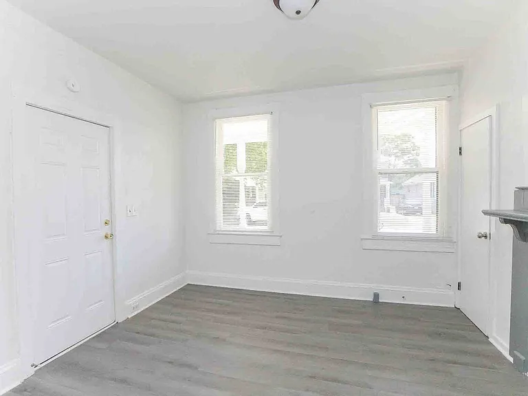 1260 W 37th St — Photo 3