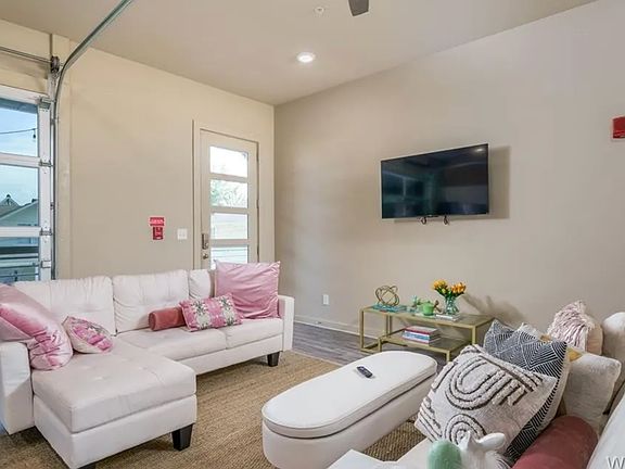 2nd image of 1419 6th St #3