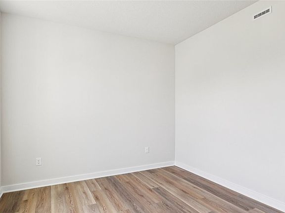 4th image of 877 Bideford Dr