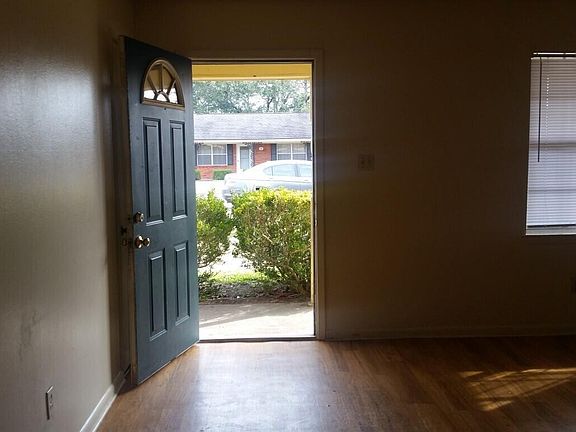 2nd image of 104 New Haven Ct