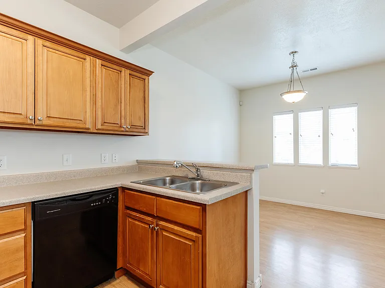 484 W 1490 N #102 — Photo 4