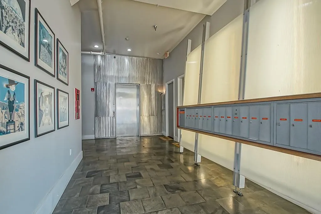 2 bed, 2.5 bath, 2400 sqft, $14,000 — Photo 2