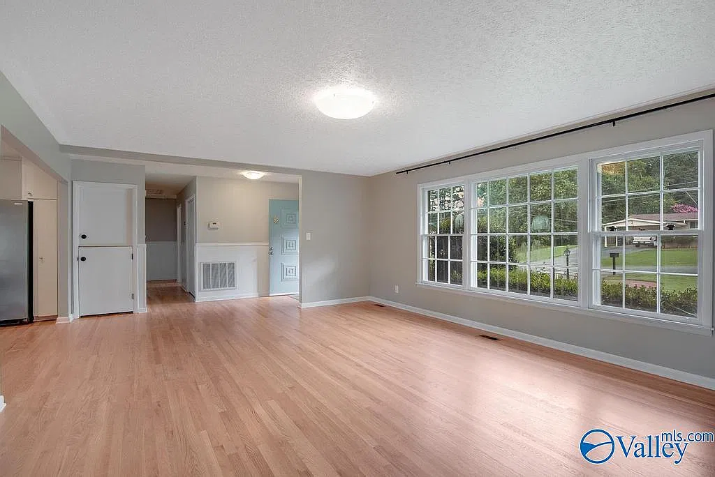 4 bed, 2.0 bath, 2138 sqft, $2,200 — Photo 3