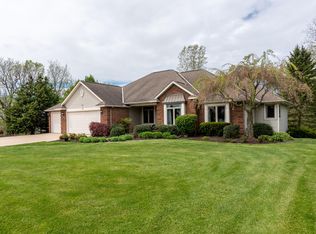 880 Mid Bluff Dr, Zeeland, MI 49464
