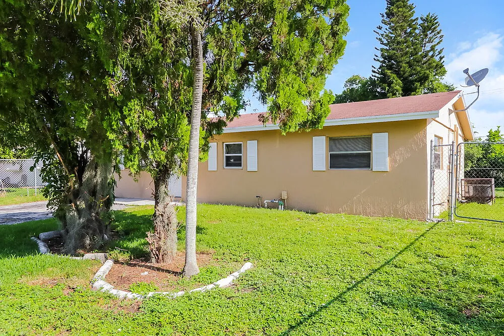 3 bed, 2.0 bath, 1056 sqft, $2,555 — Photo 4